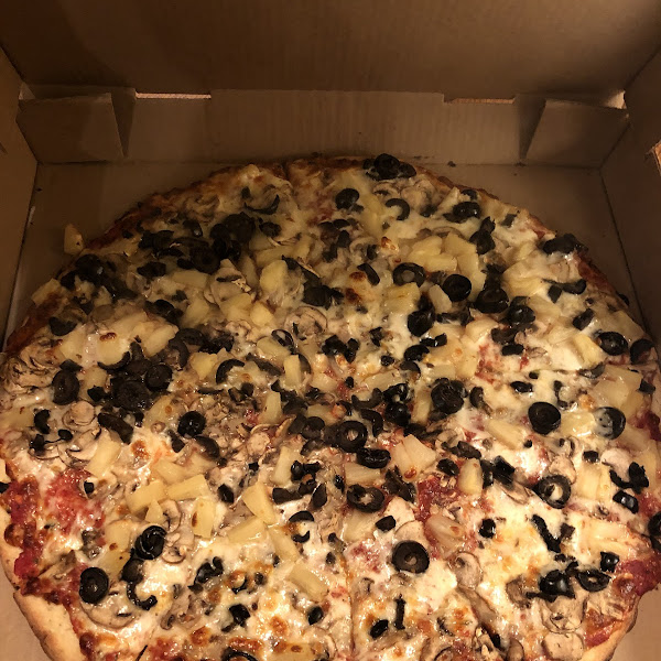 Pineapple, mushroom and olives. Super good