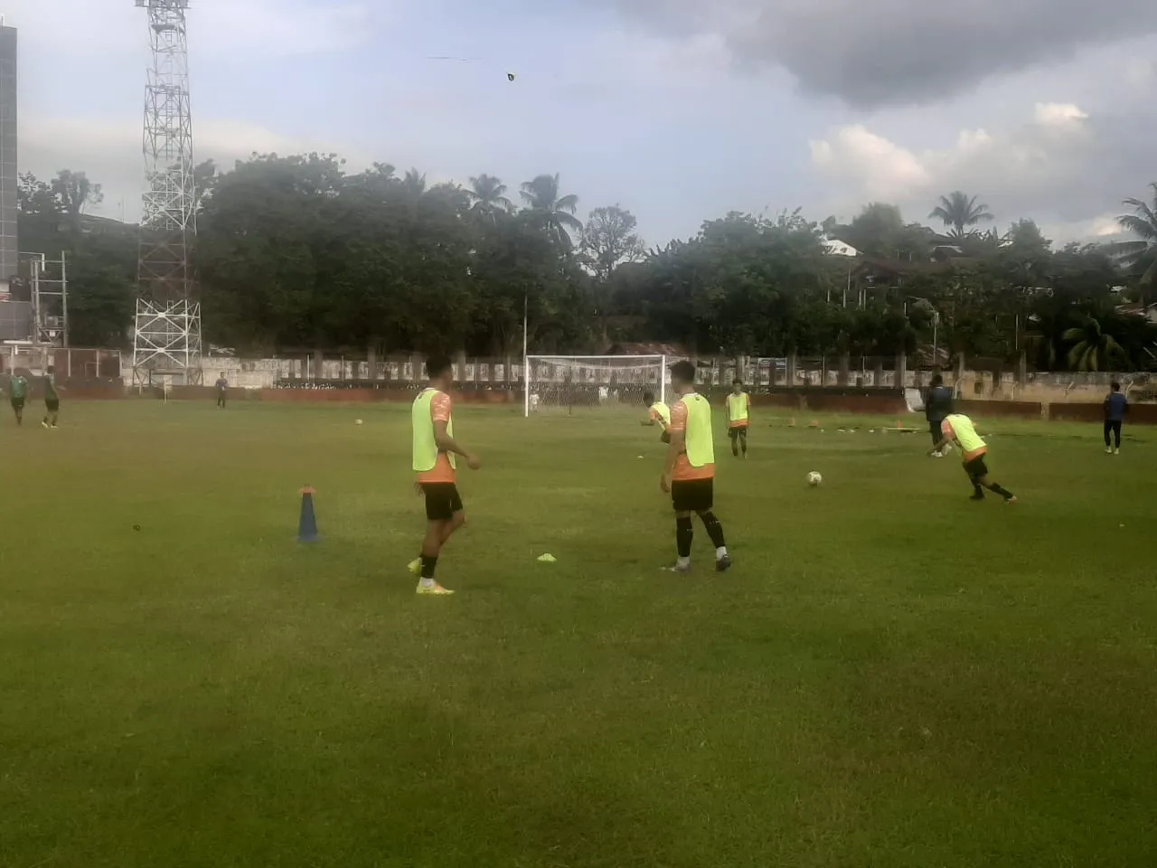 Sejumlah pemain senior asal Sulawesi Utara seperti Dirga Lasut, Andre Karundeng, Rian Lasut tampak dalam latihan. (Foto: Indimanado.com/Dwi)