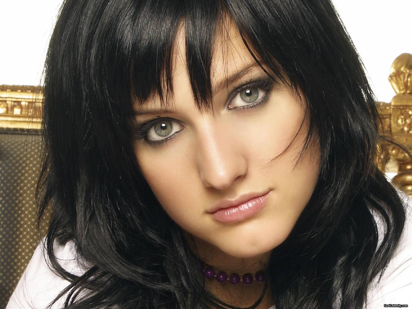 Ashlee Simpson: Pieces of Me (2004)