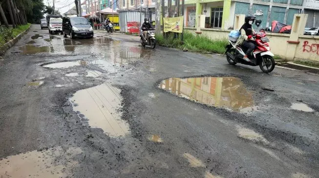 Foto ilustrasi Jalan berlubang di Jawa Barat