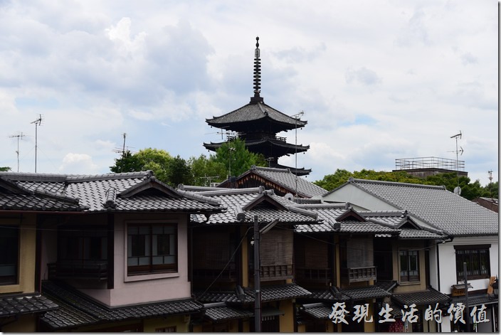 日本清水寺。看了一下地圖，這支尖塔應該為【法觀寺八坂塔】。