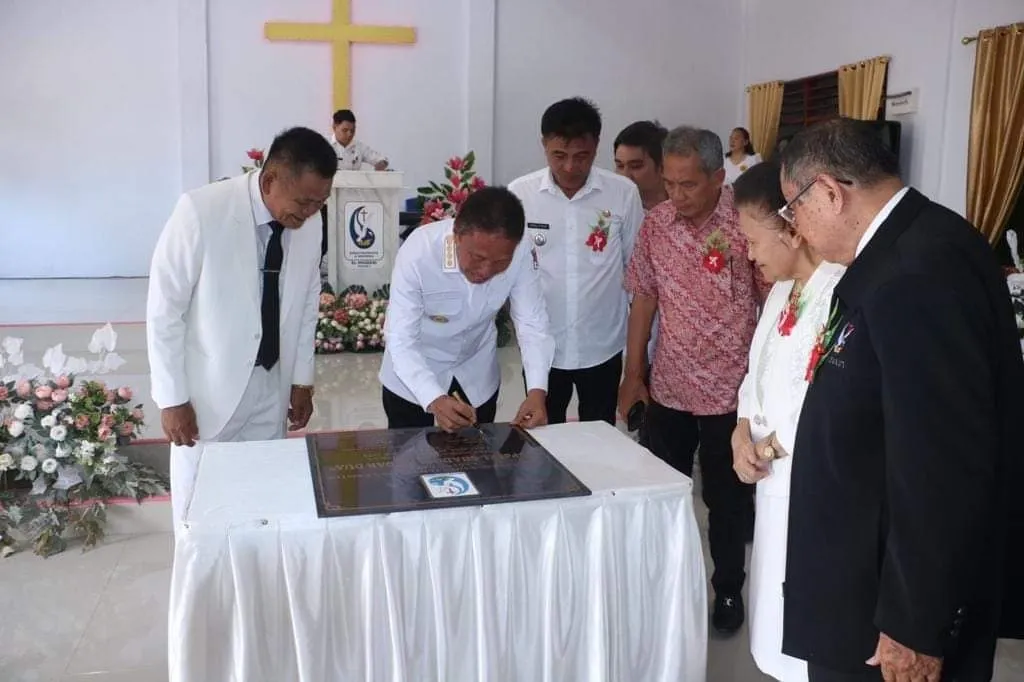 Bupati Minsel, Franky Donny Wongkar SH meresmikan Gedung GPdI El-Shaddai Poigar Dua. (Foto istimewa)