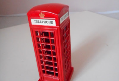 Miniatura de metal que é um apontador de lápis de uma cabine telefonica vermelha londrina -8cm de altura  R$ 15,00