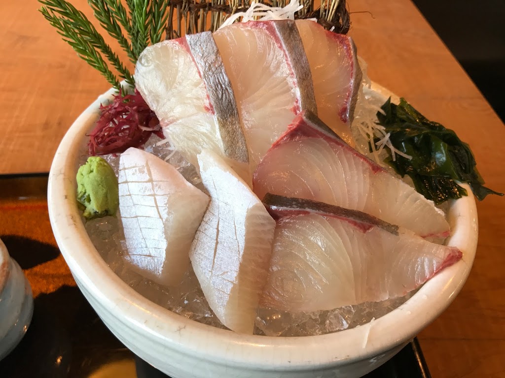 泳いでる魚をすぐに食べられる 新鮮な刺し身をたべるなら 活魚 漁ま がオススメ 石ログ