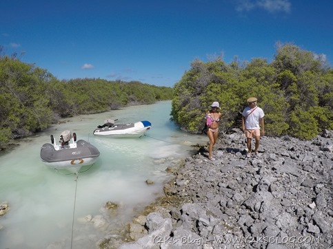 Risaliamo un hoa con i dinghy - Rangiroa