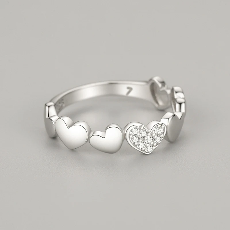 S925 zilveren hartvormige ring met micro-steentjes. Laat je lieve persoonlijkheid stralen met deze schitterende ring.