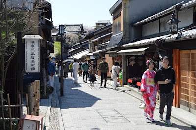 Sanjusansen-do, Kiyumizu-dera, Kodai-ji, Yasaka-Jinja y Geisha por unas horas - Japón en 15 días-Hanami 2015 (12)