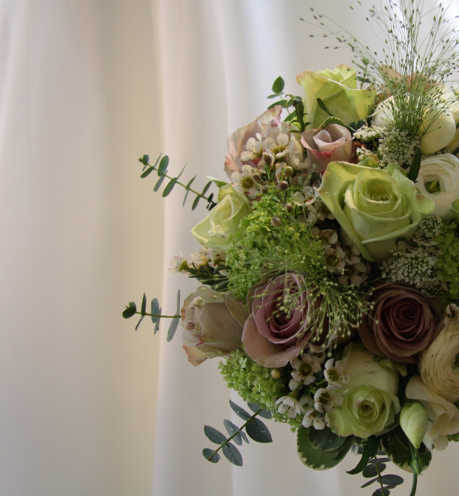 I love this pale green wedding