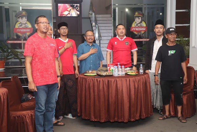 Nobar Semifinal Timnas Indonesia U-23, Ratusan Supporter Garuda Padati Mapolres Pasuruan*