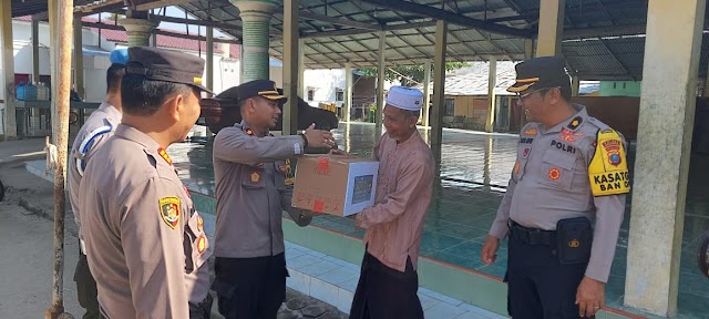 Wakapolres Sergai Kompol Damos C. Aritonang, S.Ik, M.H Serahkan Bingkisan Lebaran Kapoldasu Ke Ponpes 