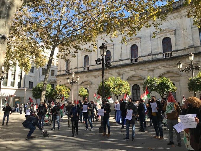 Manifestantes saharauis toman el centro de Sevilla para mostrar su apoyo a la RASD y al Frente Polisario.