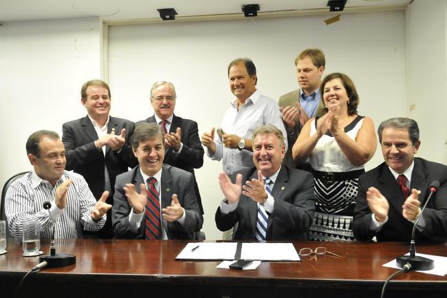 Os deputados comemoram, mas uma lei que contraria a Constituição Estadual, obviamente, não será validada.