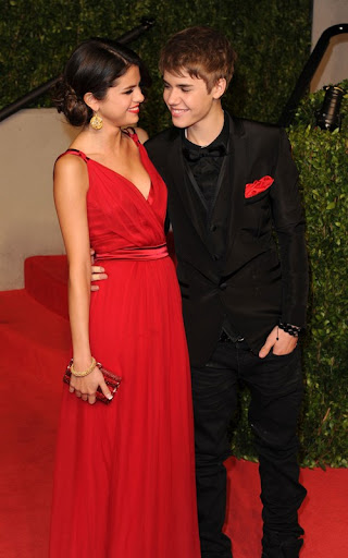 Robert Pattinson + Kristen Stewart; Justin Bieber + Selena Gomez: ¿quiénes son mas candentes? Selena-justin-oscar-007