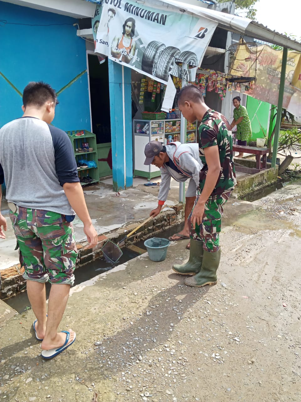 Gotong royong satgas bersihkan selokan air di pemukiman warga kampung Jawi.