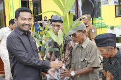 DPRD Solsel Bersama Pemerintah Kabupaten Solok Selatan Salurkan Beras Pangan di Padang Gantiang