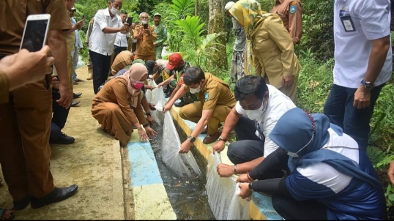 PTBA Ombilin Beri Bantuan Bibit Ikan Nila Untuk Desa Rantih