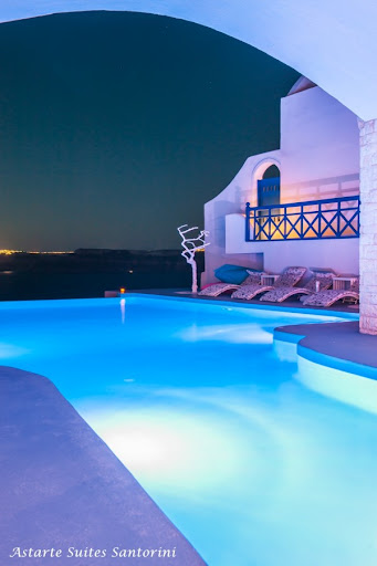 Astarte Suites in Santorini Infinity pool 600x901 Honeymoon Escape: Astarte Suites, Santorini island Greece