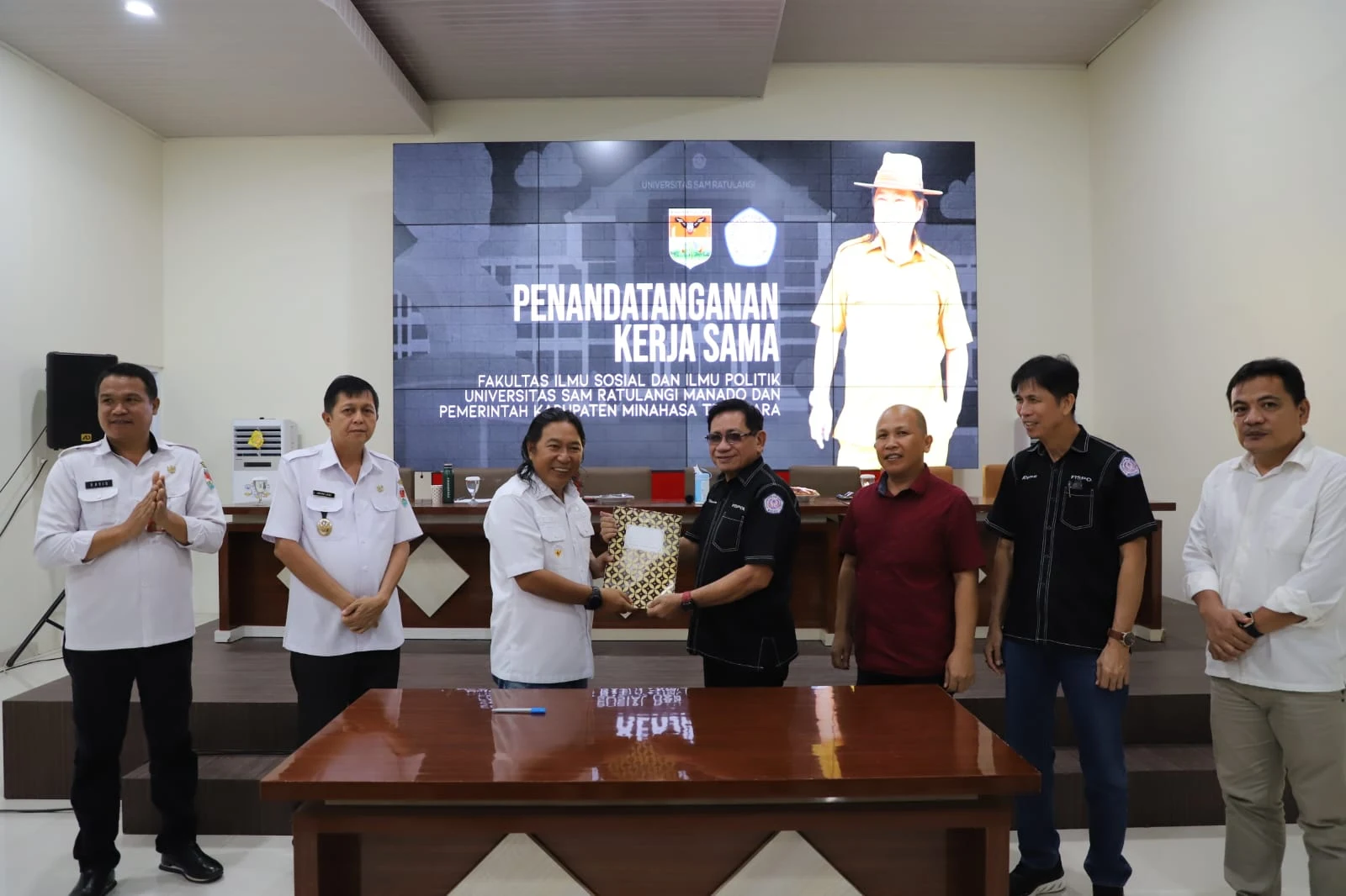 Penandatanganan kerjasama Pemkab Mitra bersama Fisip Unsrat. (Foto istimewa)