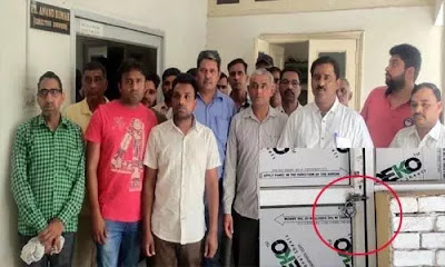 Hookah and card party of employees used to run in Kisan Bhawan, the secretary got the lock installed