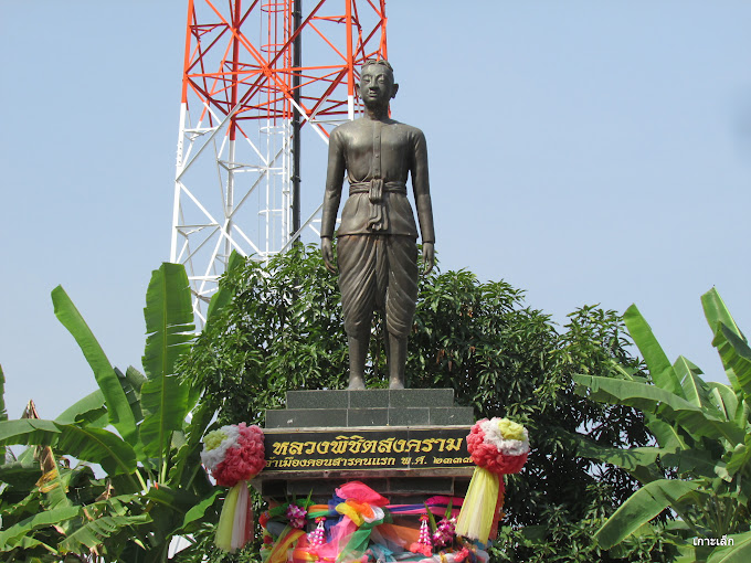 Pu Muen Aram Kamhaeng Statue