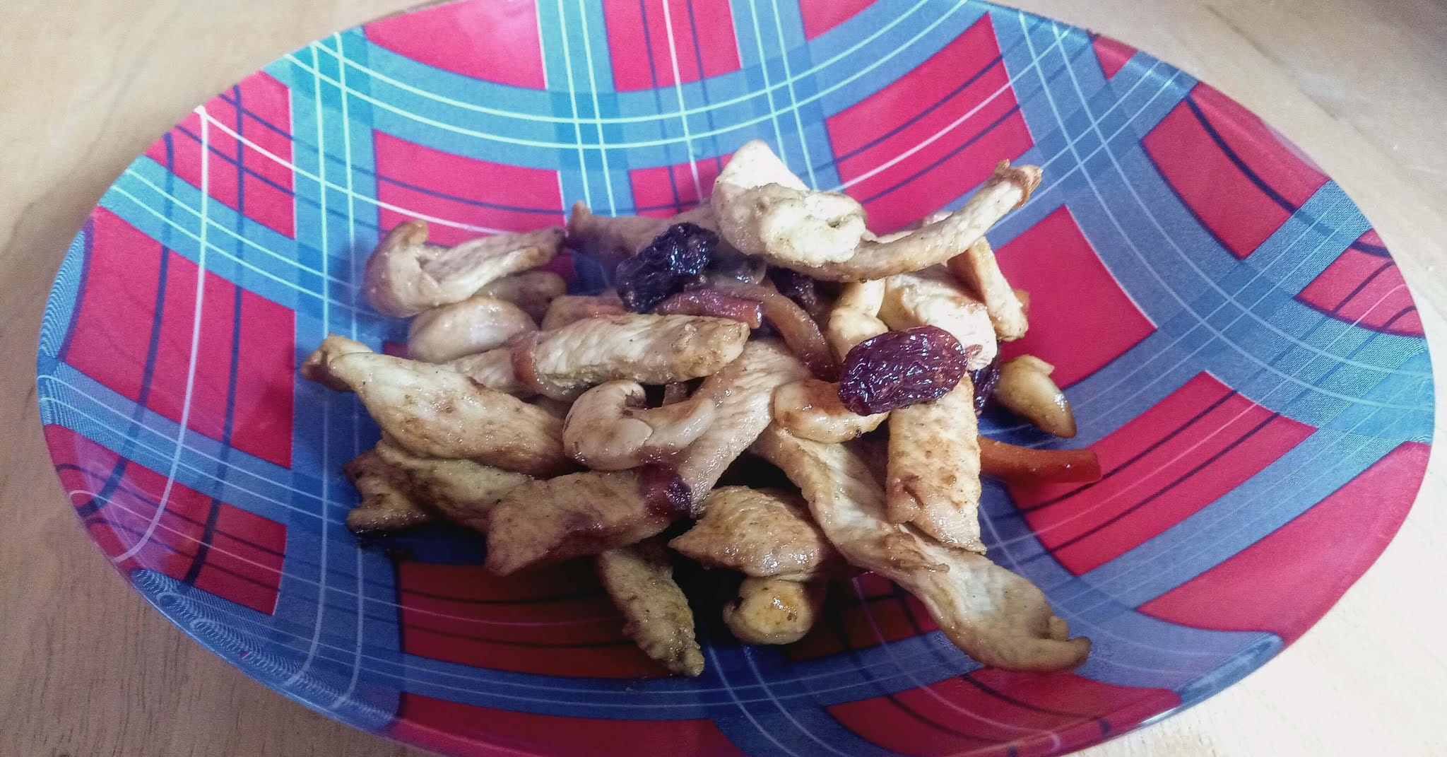 pollo con pasas y anacardos