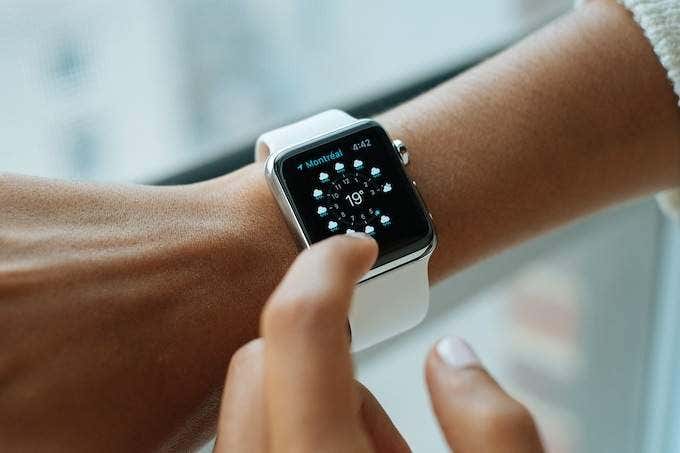 Qualcuno che indossa un Apple Watch