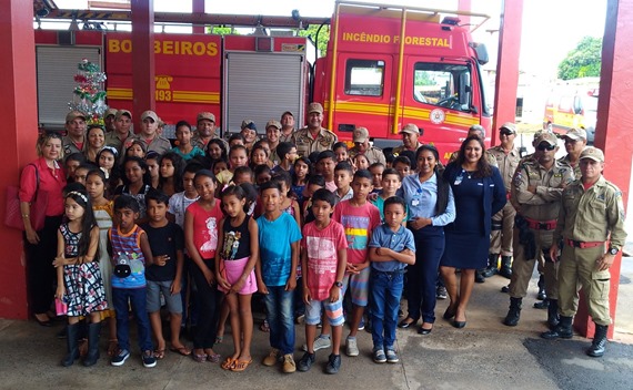 Cartinhas de Natal: Crianças apadrinhadas pelos Bombeiros visitam quartel do 4º GBM 48385513_1097905863712475_1101474913161576448_o