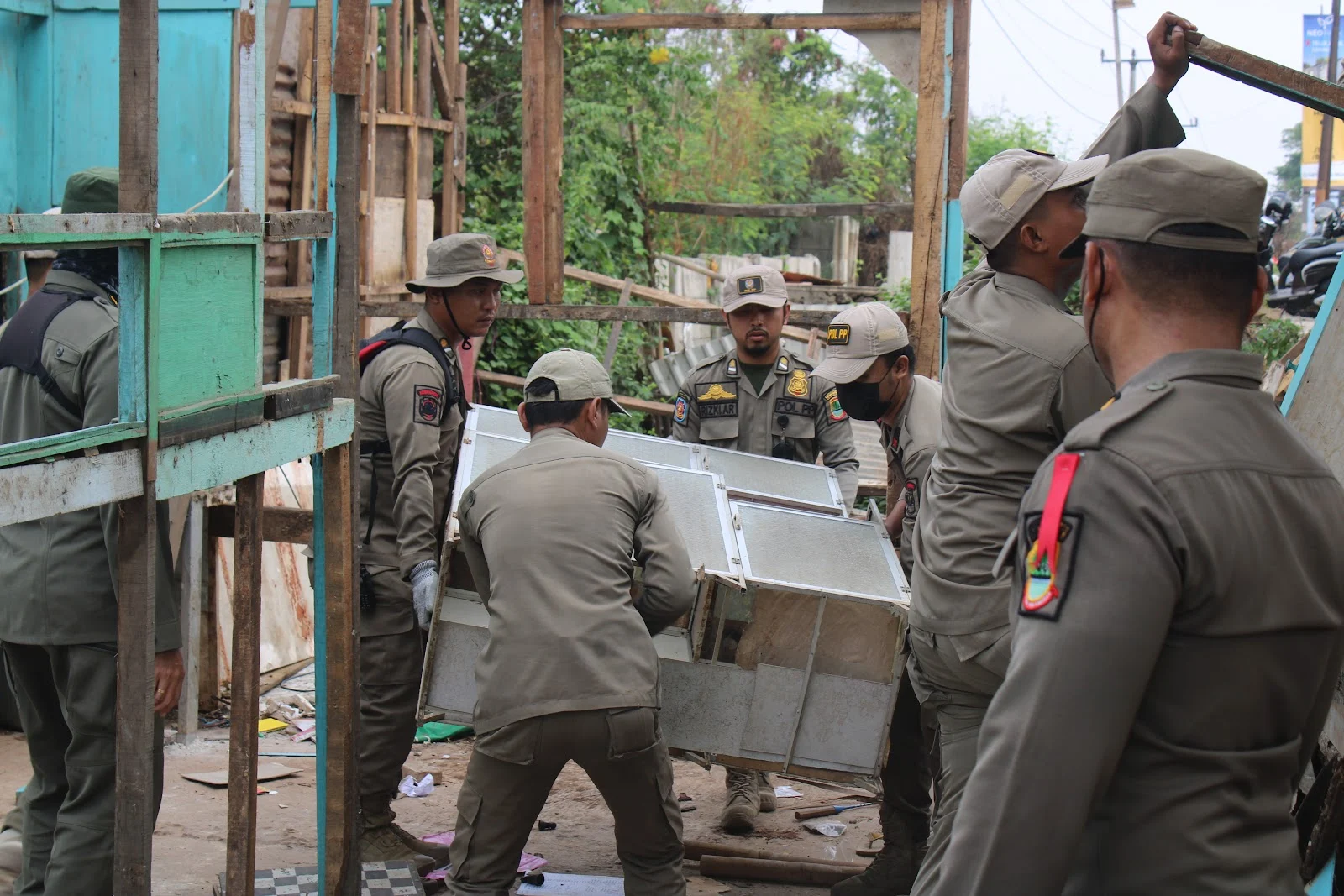 Foto : Pasukan Gabungan tertibkan puluhan bangunan liar.