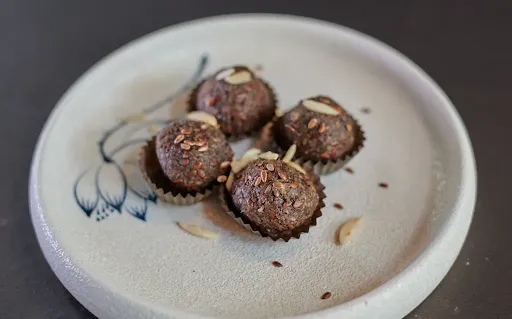 Lukes Coconut And Sattu Ladoo [4 Pieces]