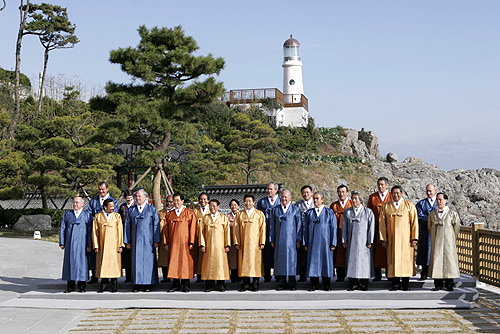 파일:external/upload.wikimedia.org/Vladimir_Putin_at_APEC_Summit_in_South_Korea_18-19_November_2005-8.jpg