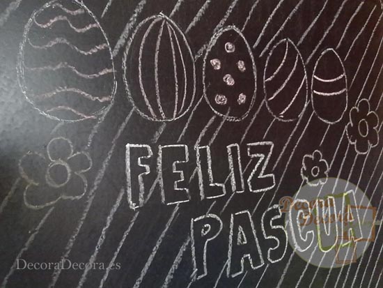 Pizarra pintada y decorada para Pascua.