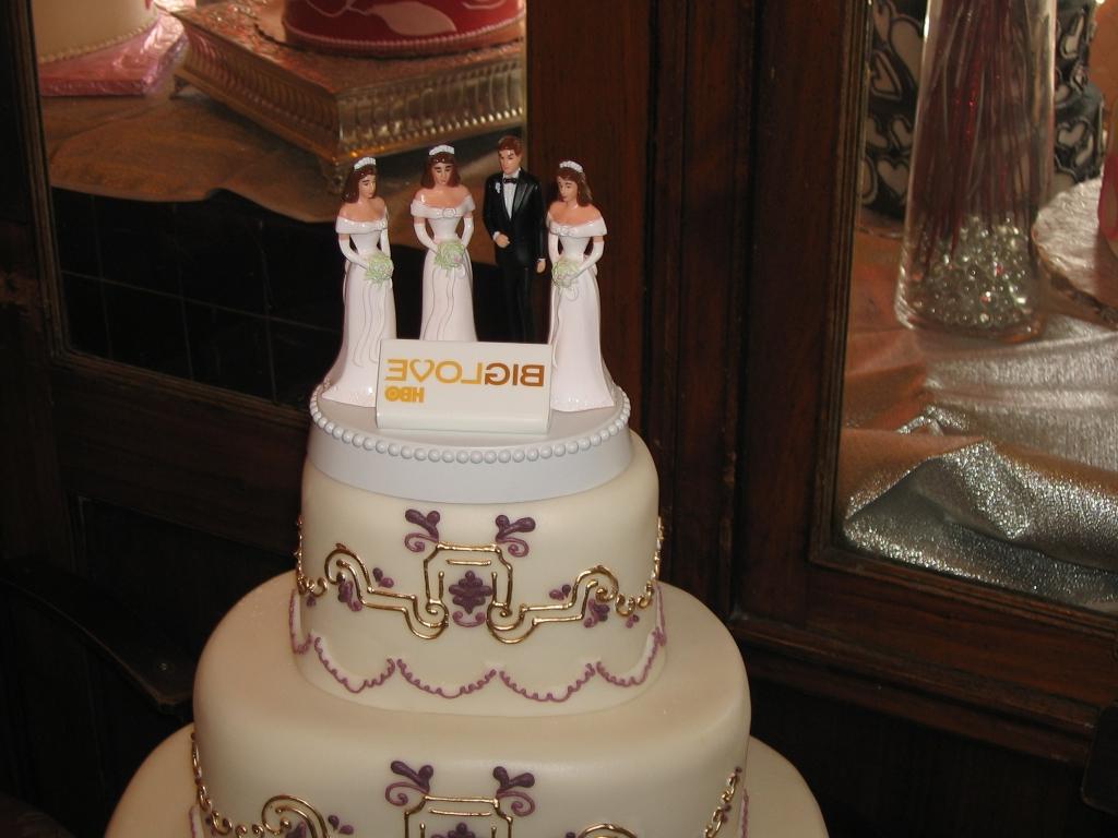 show atop wedding cakes in