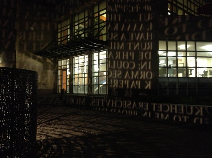 Escultura que proyecta poemas en diferentes idiomas Escultura que proyecta poemas en diferentes idiomas
