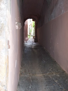 2007.07.06-068 ruelle Punaise