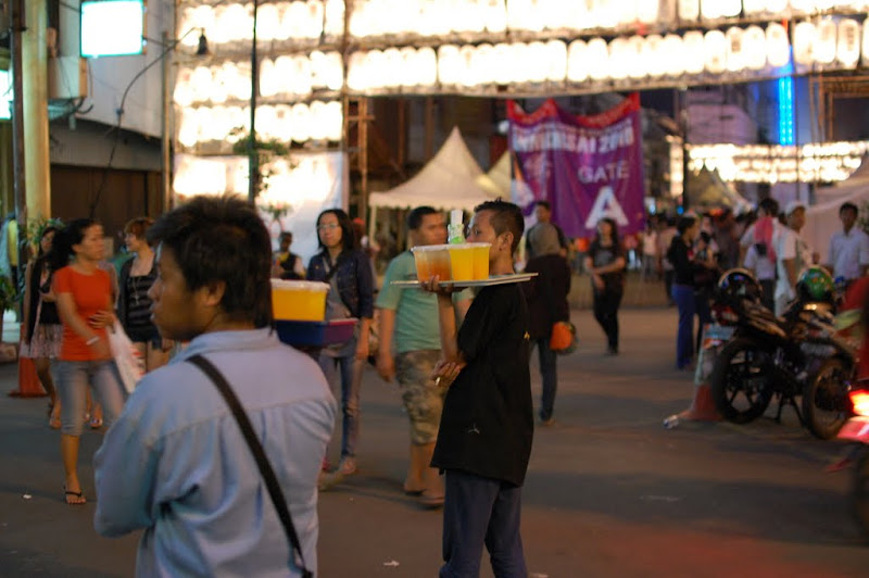 Penjaja minuman Ennichisai Blok M