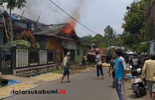 Kebakaran melanda 2 Rumah warga di Kecamatan Kabandungan Sukabumi // Foto : Asep M-Rhe