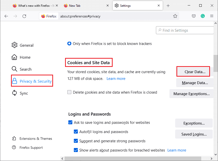 En el panel derecho, desplácese hacia abajo hasta la sección Cookies y datos del sitio.  haga clic en la opción Borrar datos…