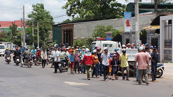 Nguoi dan dia phuong bang hoang truoc vu tham sat kinh hoang