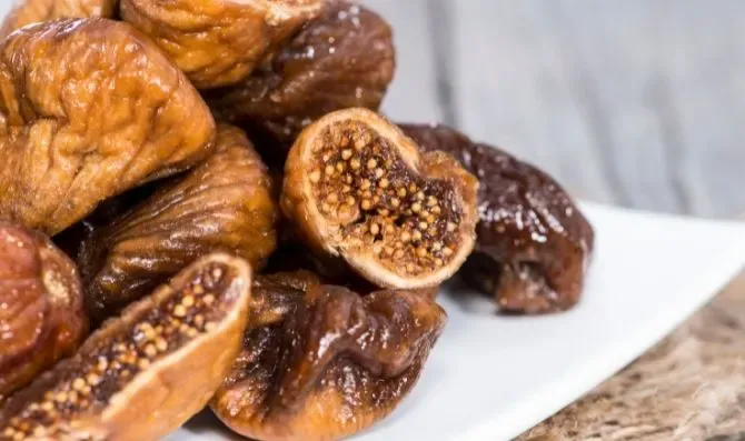 Dried figs in olive oil
