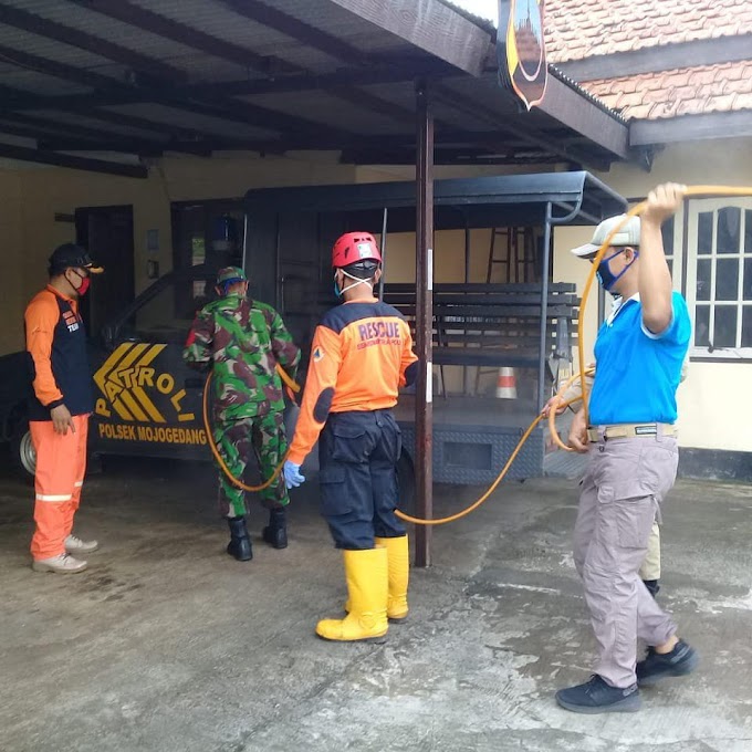 Rescue Senkom Mitra Polri MelakukanPenyemprotan Desinfektan di Fasilitas Umum Kec. Mojogedang. 