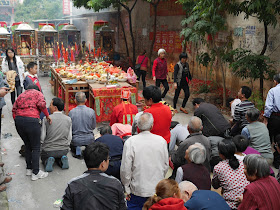 people praying outdoors for the Nian Li Festival (年例节) in Maoming, China