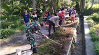 Kompak, Babinsa Tetebatu Selatan Koramil 1615-09/Sikur dan Warga Gotong Royong Bersihkan Badan Jalan