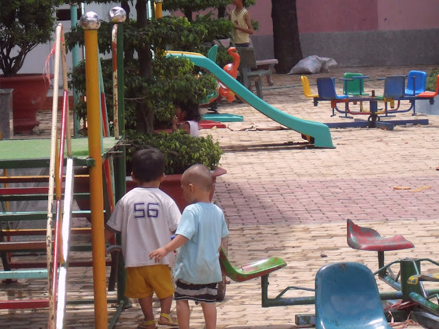 Nhận xin các loại quần áo, chăn gối cũ, đồ chơi, sách truyện cũ, để làm từ thiện.Thân - 34