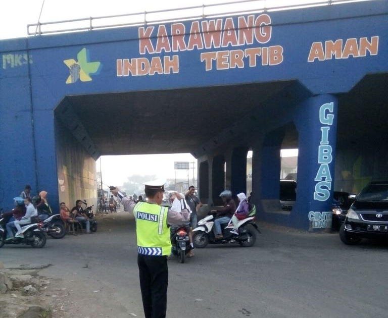 Sikap kita apabila ada guru yang kendaraannya hanya sepeda sedangkan kita naik sepeda motor adalah