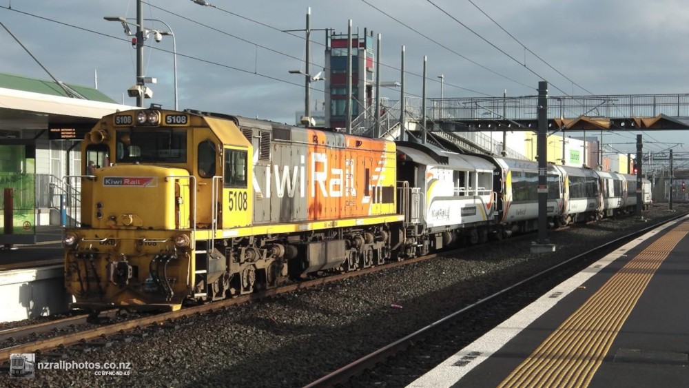 파일:external/nzrailphotos.co.nz/DXB-5108-on-train-201-at-Papakura.jpg