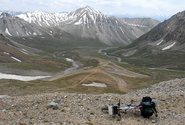 Kongurlen (Kongurlenk, Конгурленг, Конур-Улен, Конурулен, Хонгор-Олон, Конгур-Олен, Конгур Оленг, Kirgistan): Blick ins Tal von oben