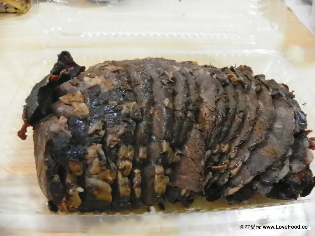 切片厚實肉質紋理分明且帶有晶亮筋絡的特製滷牛肉片