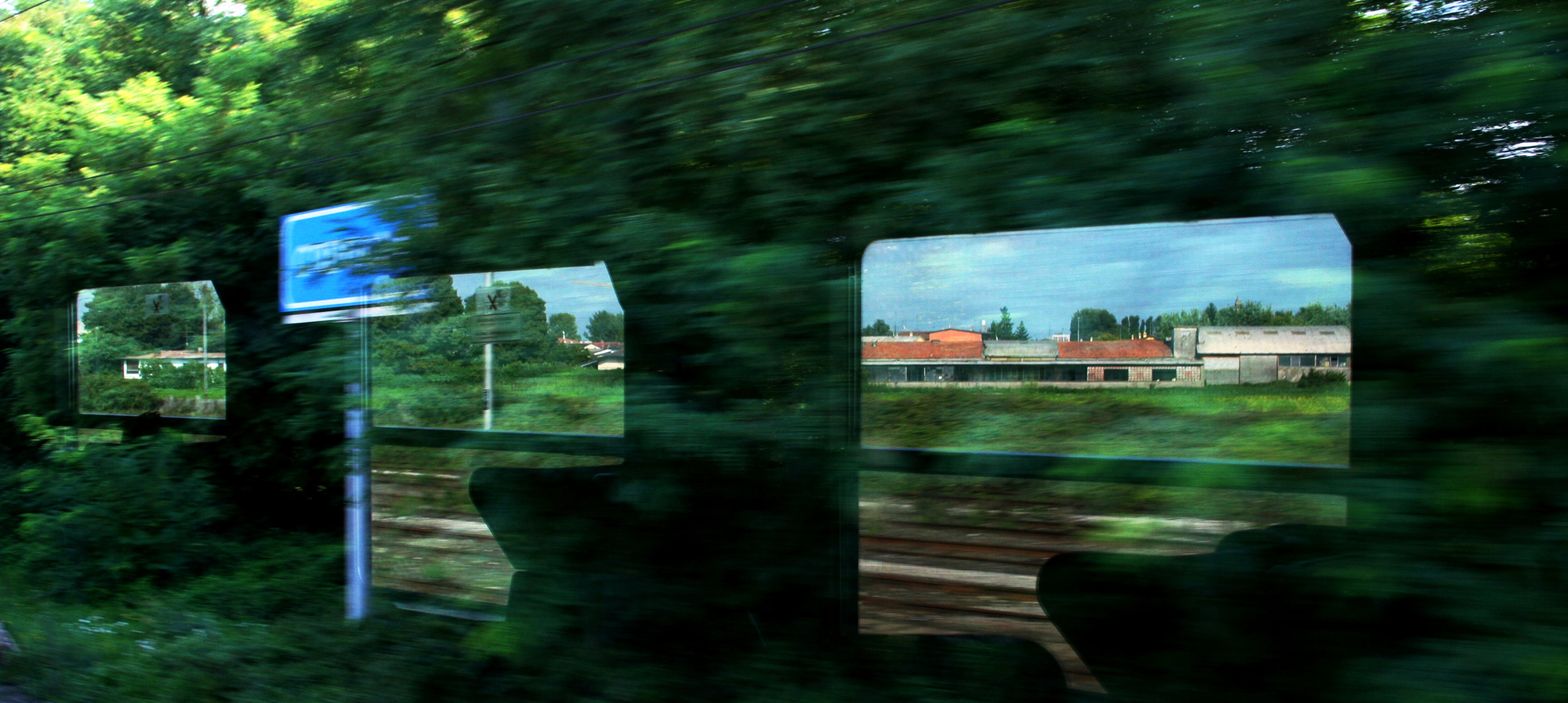 Through the windows of a passing train di Norasmind