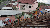 Danramil 1615-01/Selong Kerahkan Personel Gotong Royong Bongkar Atap Masjid Al Falah