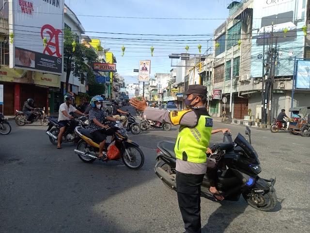 Antisipasi Arus Lalin, Personil Polsek Padang Hulu Gatur Lalin di Simpang Empat Kota